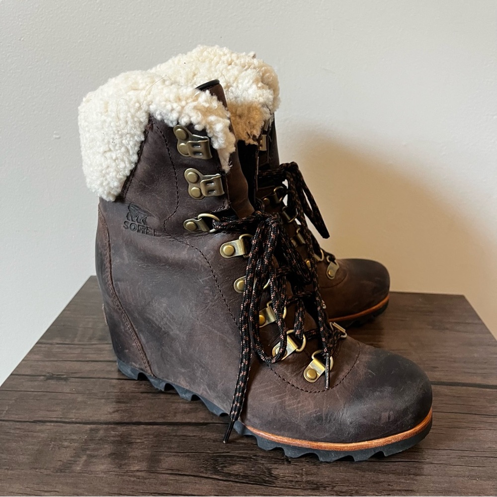 Sorel Brown Conquest Wedge Shearling Boots Size 7.5